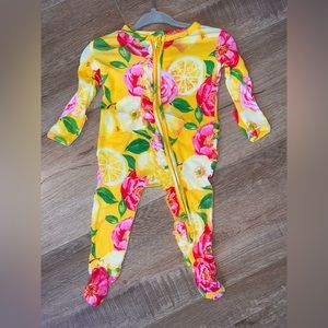 🍋🌸 POSH PEANUT - NB double-zip ruffle butt footie onesie 😽 EUC !